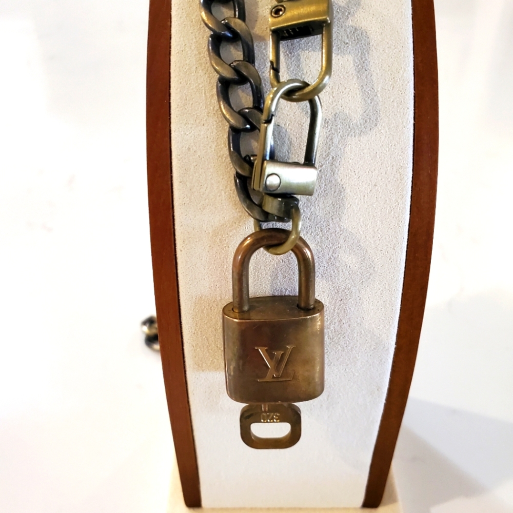 Louis Vuitton Lock & Key #320 with 18 in chain